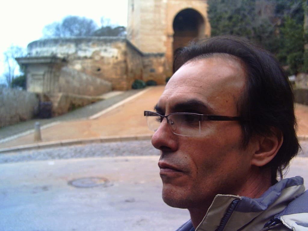 Júlio Tigre em perfil — artista plástico