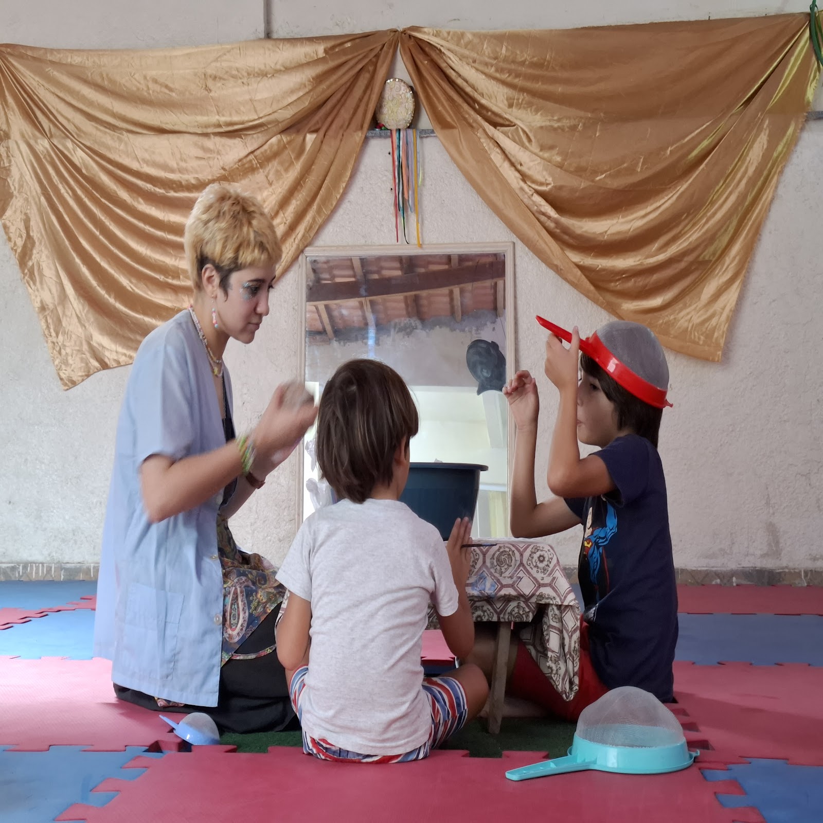 Grupo em atividade lúdica coletiva durante a residência.