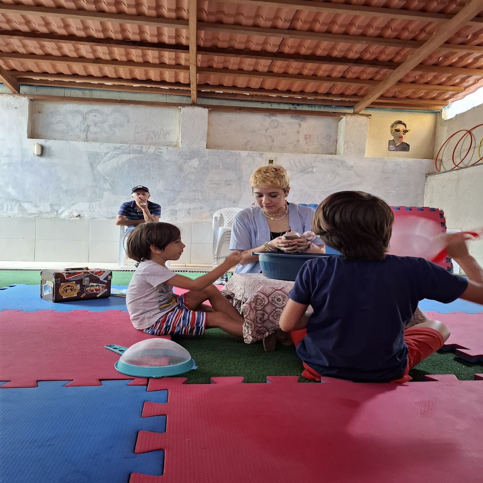 Roda de brincadeiras com crianças na Casa Sinestésica.
