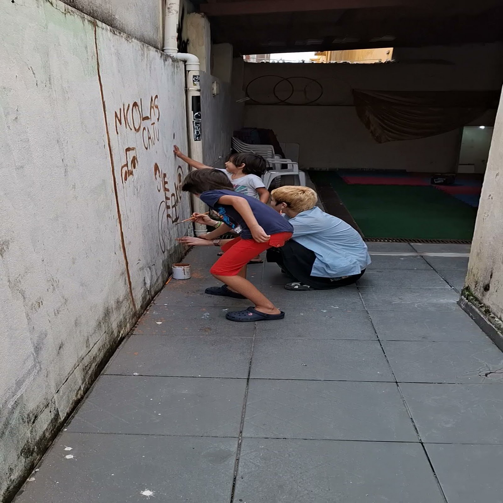 Atividade externa com crianças durante Tardes de Brincadeira.